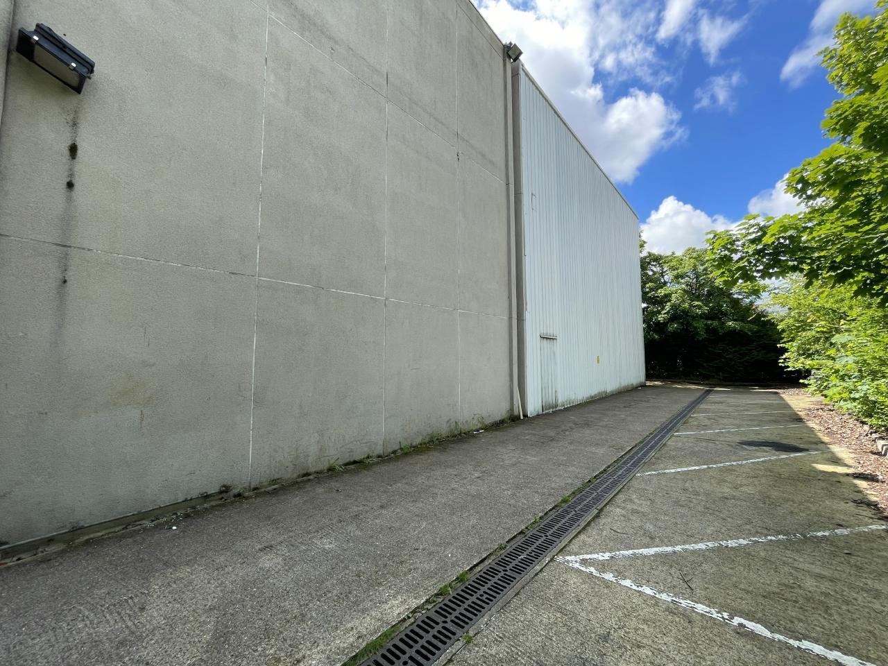 Local d'activité Montigny-le-Bretonneux 2122m² Vente local d'activité Montigny-le-Bretonneux Yvelines OVACT2423127 2